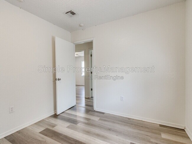 Building Photo - 14222 NE 4th St