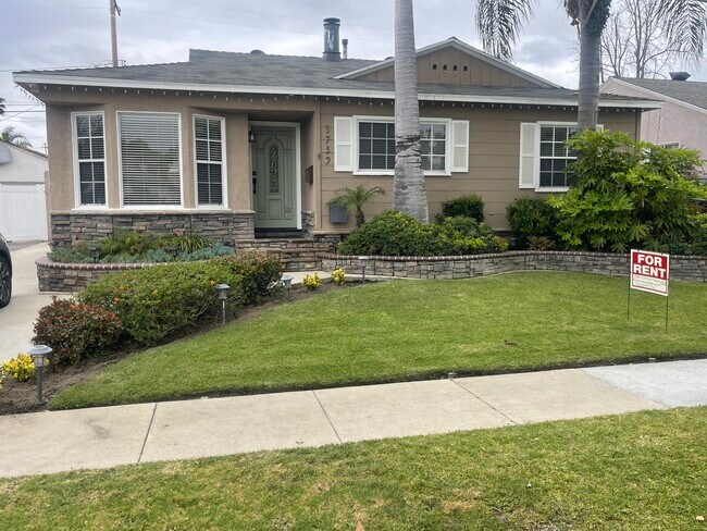 Building Photo - 3739 Snowden Ave