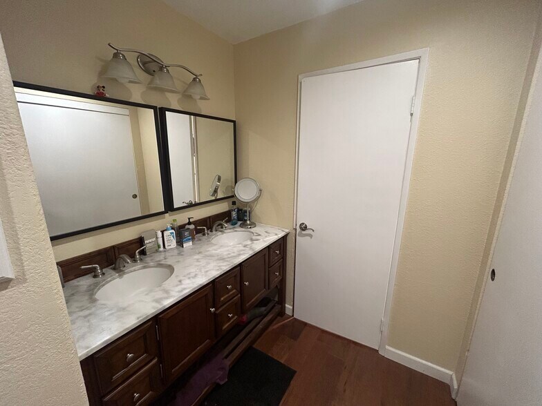 Building Photo - 5649 Lake Park Way