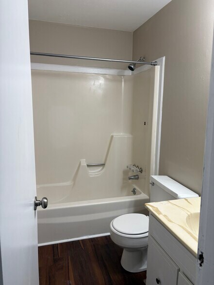 Building Photo - 108 Woodglen Ct