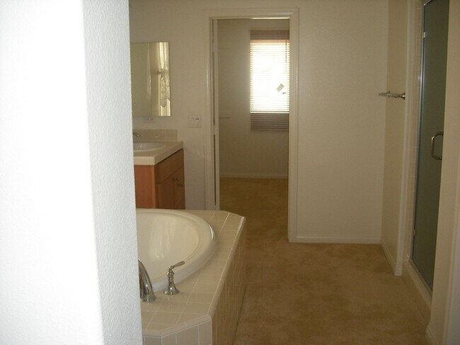 Building Photo - Love living near the Beach into this spacious 5 bedroom home