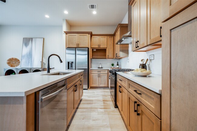 Building Photo - 6522 Tree Branch Dr
