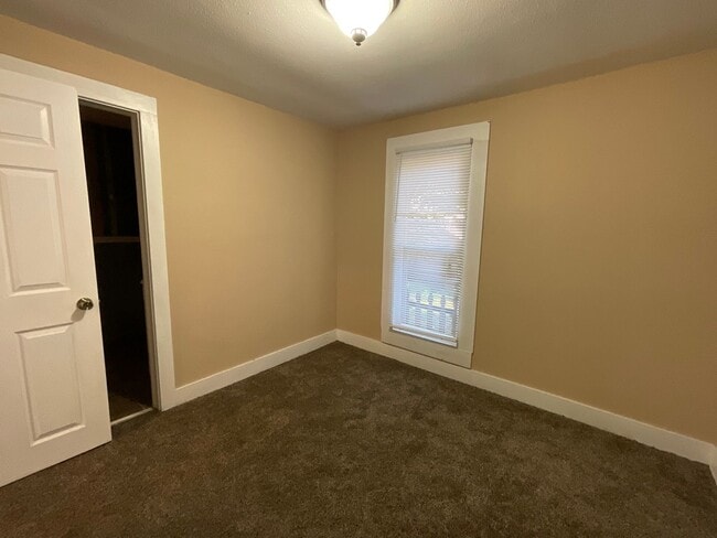 Building Photo - Large Home in Joplin!  3 bedroom, 2 bathro...
