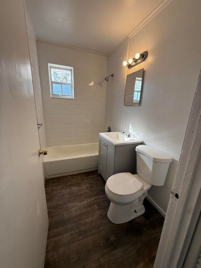 Building Photo - 709 W 4th St