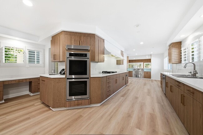 Building Photo - Alto Cedro Estate Lease