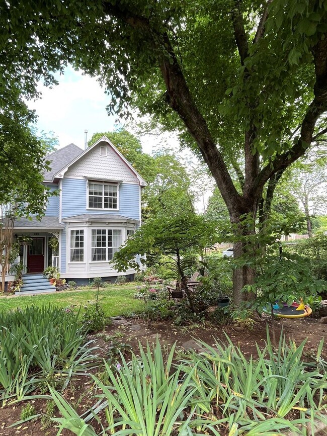 Building Photo - HISTORIC DOWNTOWN  3 bedroom 2.5 bath home
