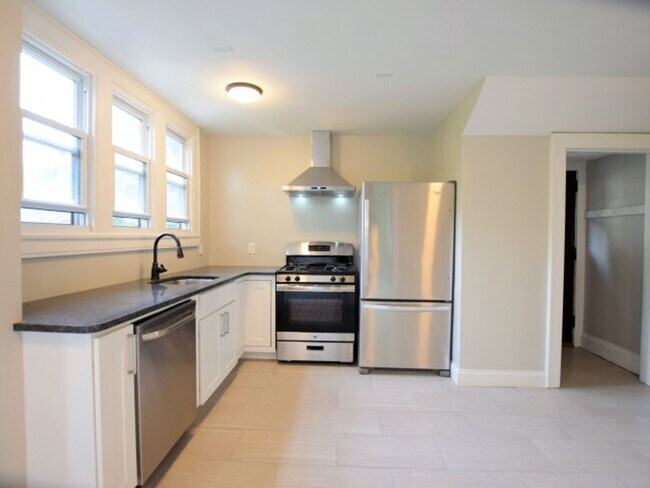 Building Photo - Three Bedroom One Bath