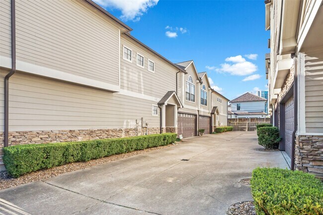 Building Photo - 2406 Calumet St