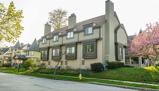 Building Photo - 549 University Ave