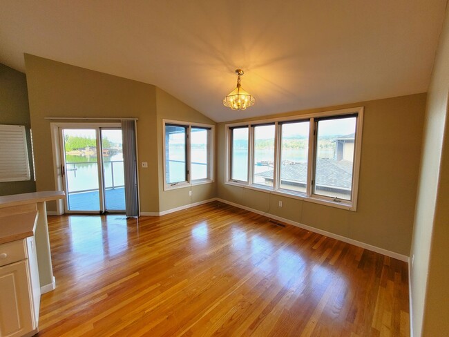 Building Photo - Lake Front Condo - 3 Bed with Lake and Sli...