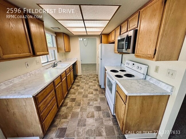 Building Photo - 2596 Fieldcrest Dr