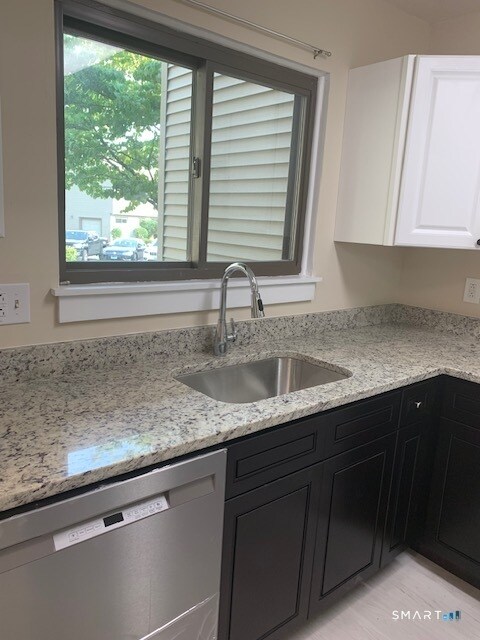 Building Photo - 18 Greenbriar Dr