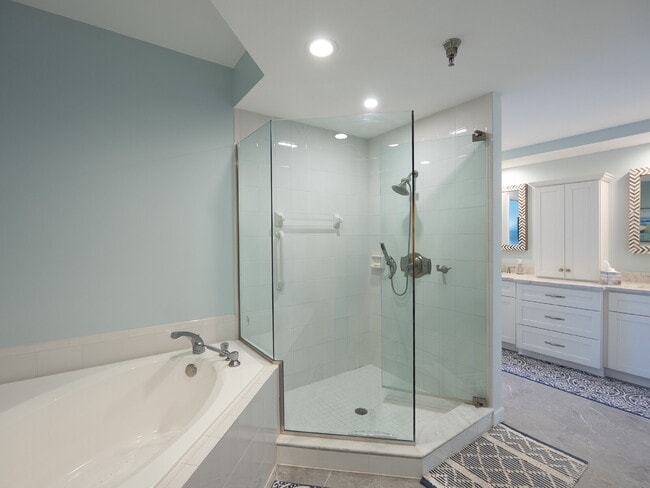 Building Photo - Luxury Furnished Longboat Key Retreat with Private Beach Club Access & Golf Course Views Remodele...