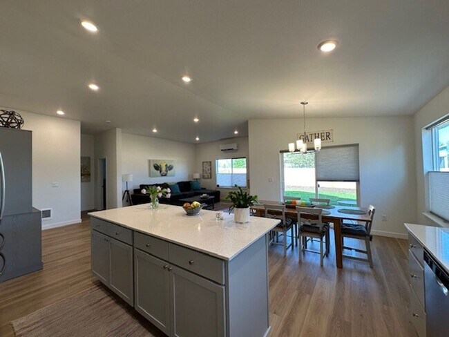 Building Photo - MOVE IN SPECIAL - Beautiful Newer 3 Bedroom / 2 Bath Home in NE Madras