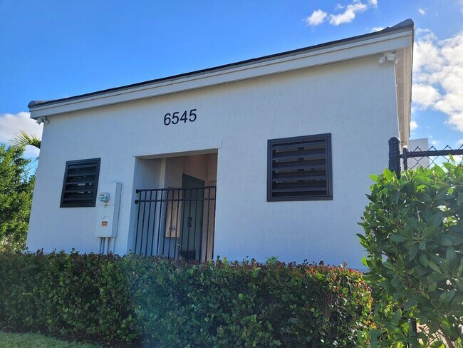 Building Photo - 6812 Pointe of Woods Dr