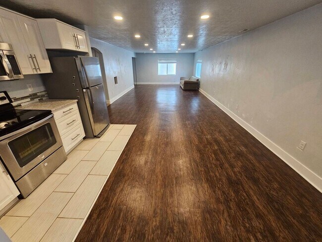 Building Photo - 1848 Woodview Dr W
