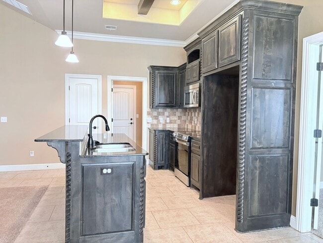 Building Photo - Large four bedroom home in Edmond