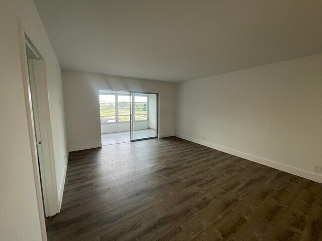 Building Photo - 1005 Country Club Dr