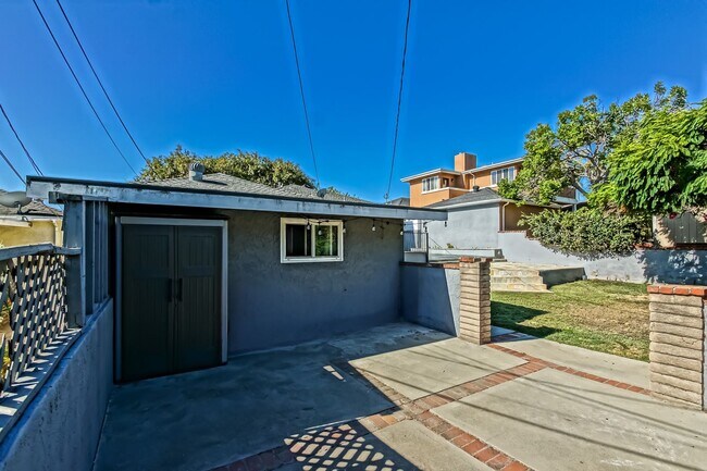 Building Photo - 2809 Carlsbad St