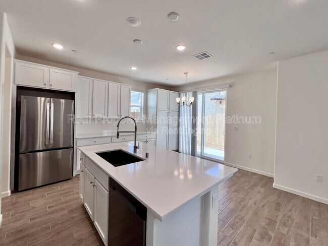 Building Photo - 6596 E Cresthaven Dr
