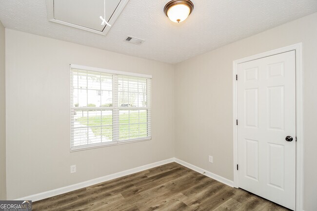 Building Photo - 4336 Hill View Dr