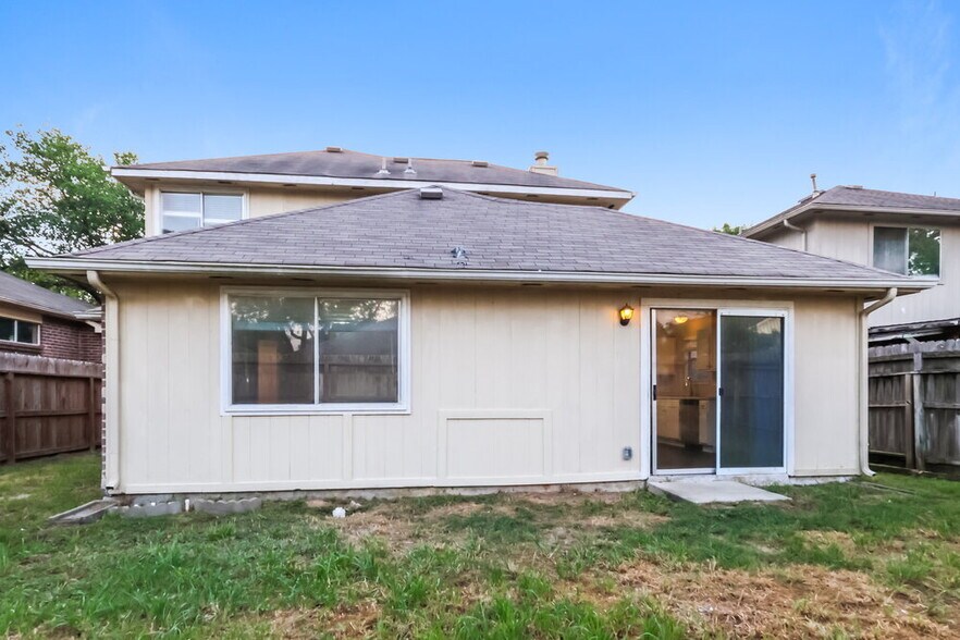 Building Photo - 12655 Pine Bush Dr