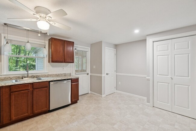 Building Photo - 5 Woodvale Ct