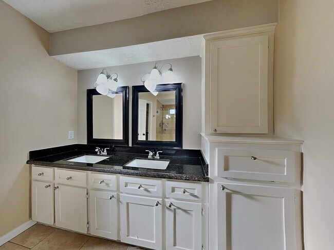 Building Photo - 15027 Pebble Bend Dr