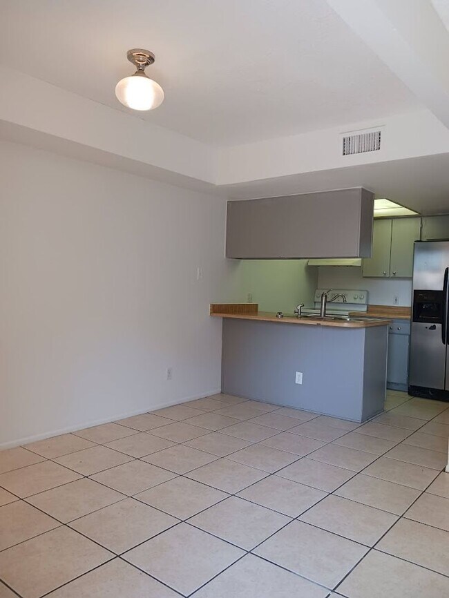 Building Photo - ****Move-In Special $500 off first month r...