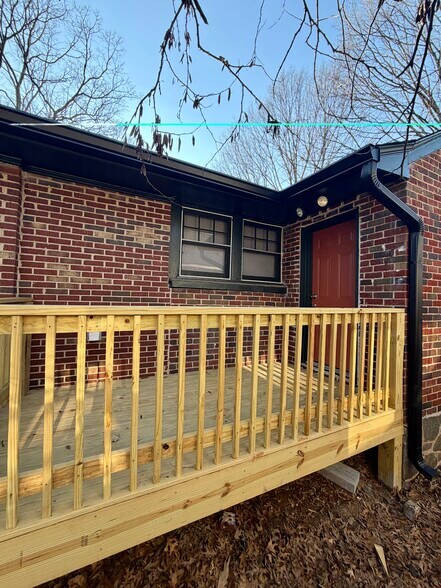 Outdoor porch - 984 Woodbourne Dr SW