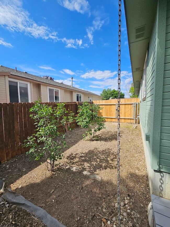 Building Photo - NEW TO MARKET 4 Bedroom Home - Central Mer...