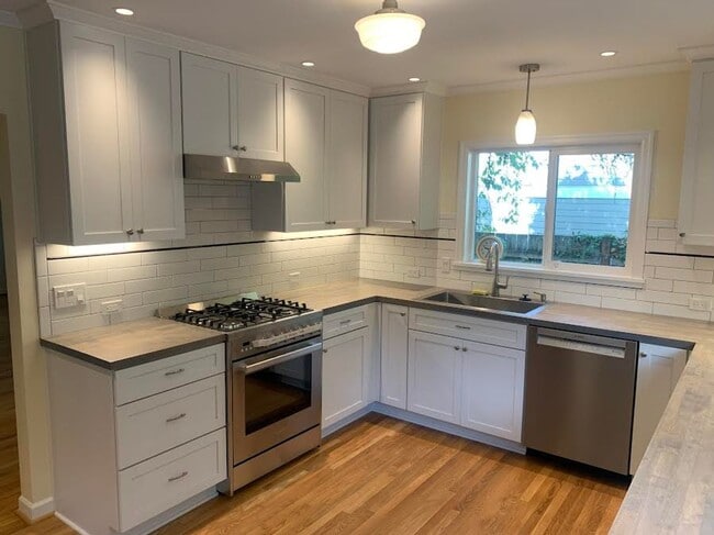 Building Photo - Impecable Remodel of Historic Eastmoreland Gem