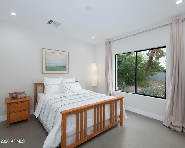 Building Photo - 2423 E Lincoln Cir