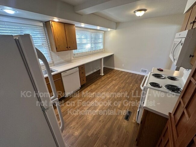 Building Photo - 6401 W 72nd Terrace