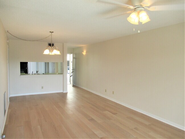 Building Photo - Water/Pool Front 2/2 Annual Unfurnished Condo 3rd  Floor Villa Palma Del Mar