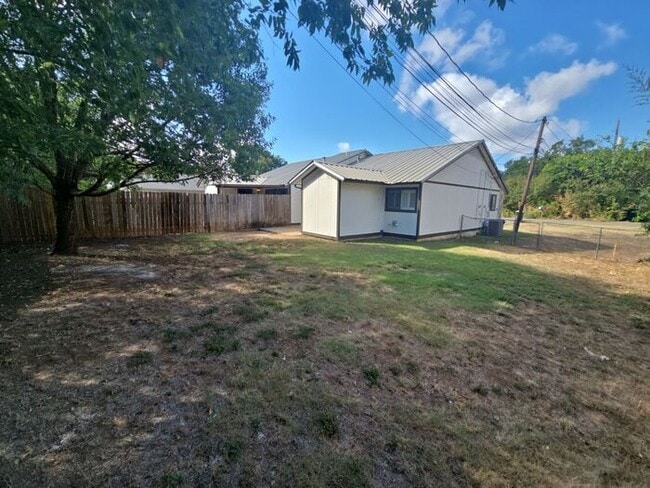 Building Photo - 1104 Columbia Ave