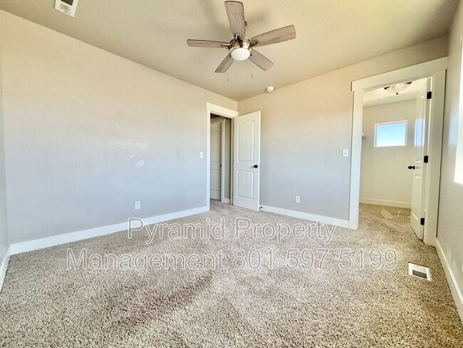 Building Photo - 673 W Beth Cir