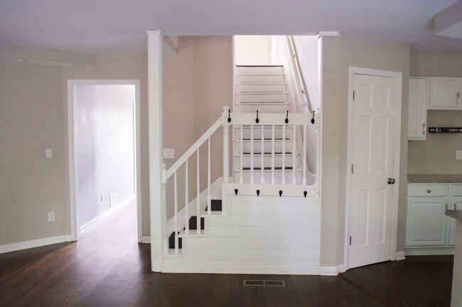 Building Photo - 1930 Oak Ridge Ct