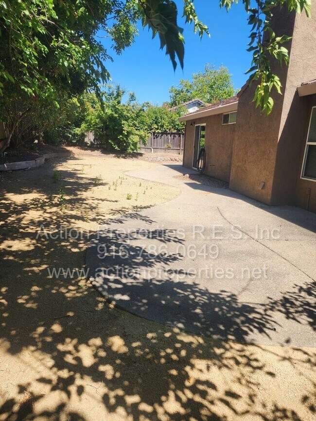 Building Photo - West Roseville 3 bedroom 2 bathroom 1406 sqft Three Car Garage Walking to Wood Creek High