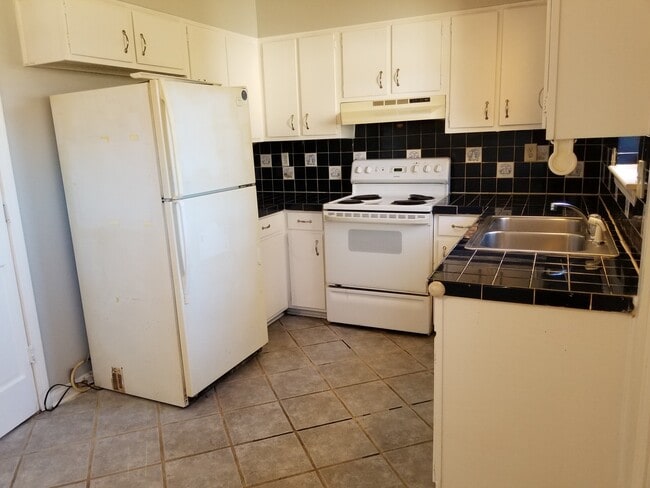 Building Photo - 2 bedroom, 1 bathroom town house located in the heart of Fern Creek