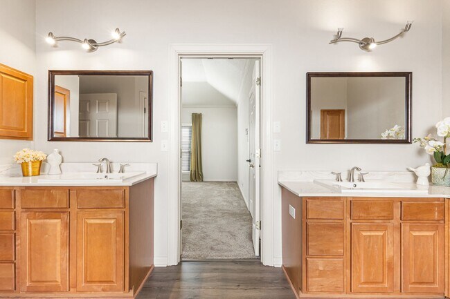 Building Photo - Corner Lot Beauty in Stone Oak Area