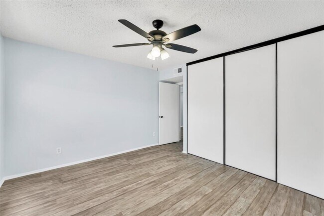 Building Photo - 8560 Park Ln