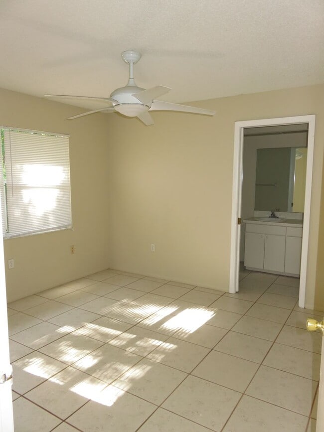 Building Photo - Centrally located 2/2