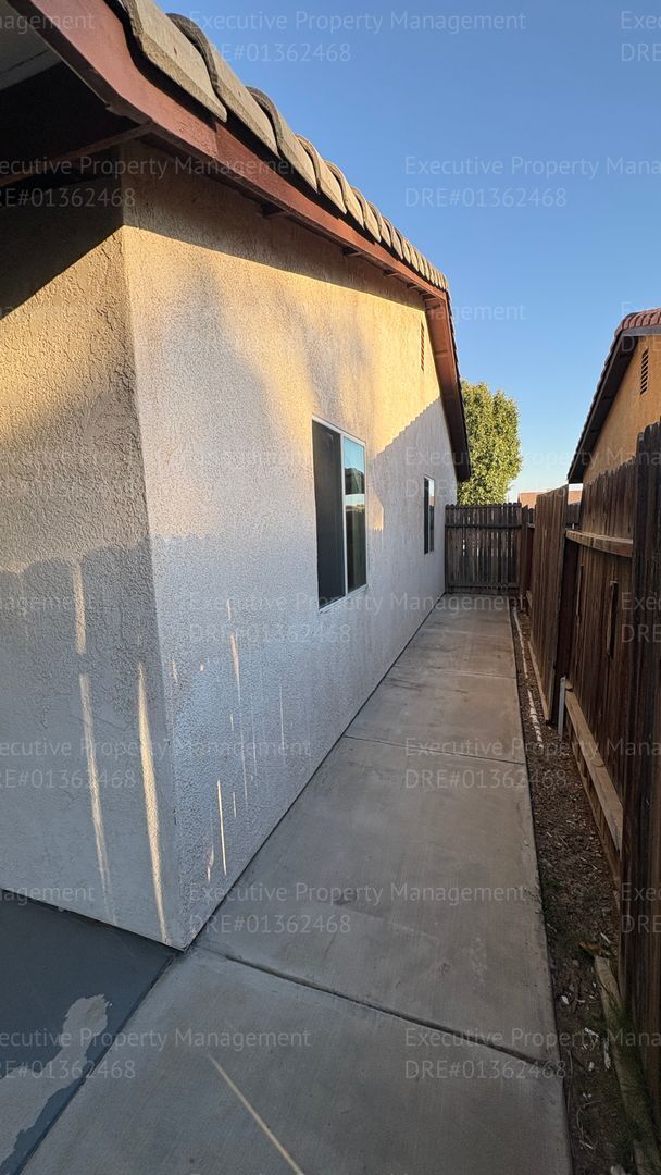 Building Photo - 4 bedroom 2 bathroom split wing home in North Bakersfield