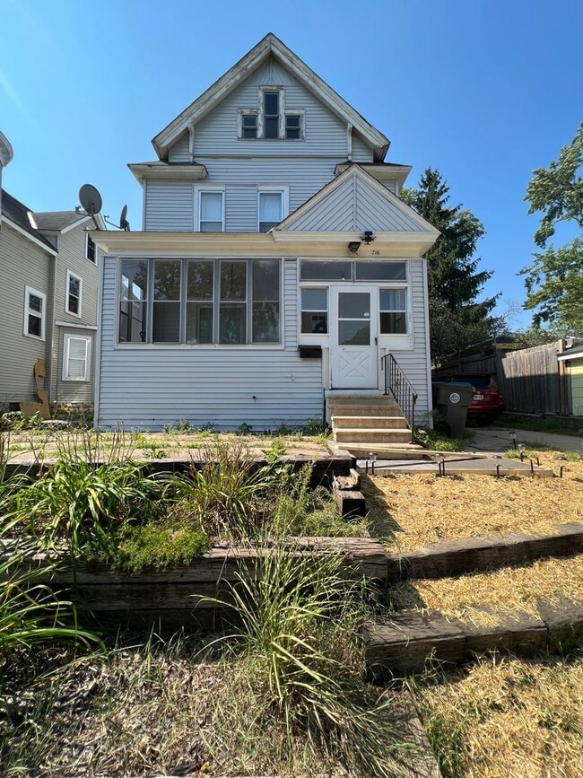 Building Photo - Large Five Bedroom House