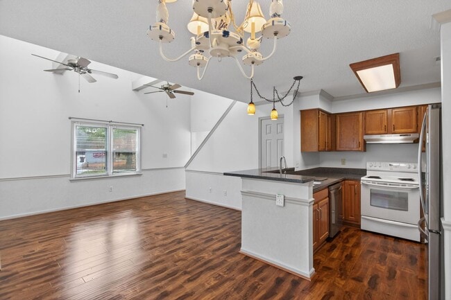 Building Photo - Yorktown Townhouse