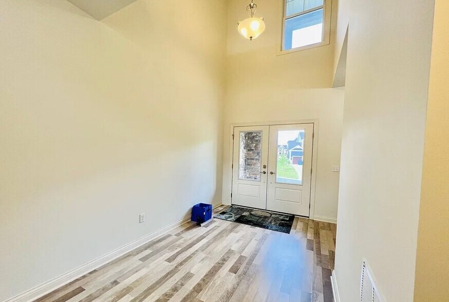 Building Photo - 16499 Beverly Dr