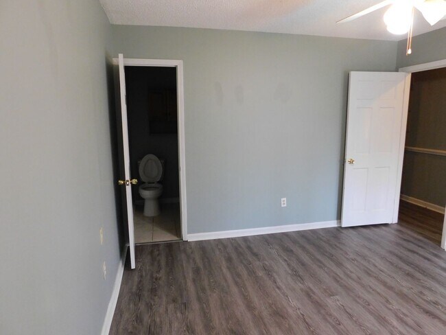 Building Photo - 2128 N Red Banks Rd