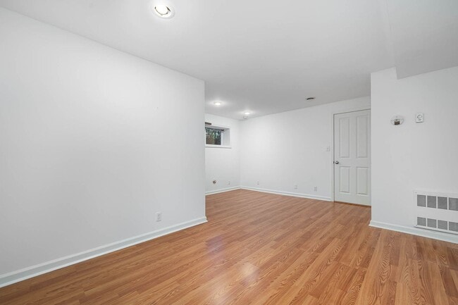 Building Photo - 2Bd/2Ba Seattle Townhouse