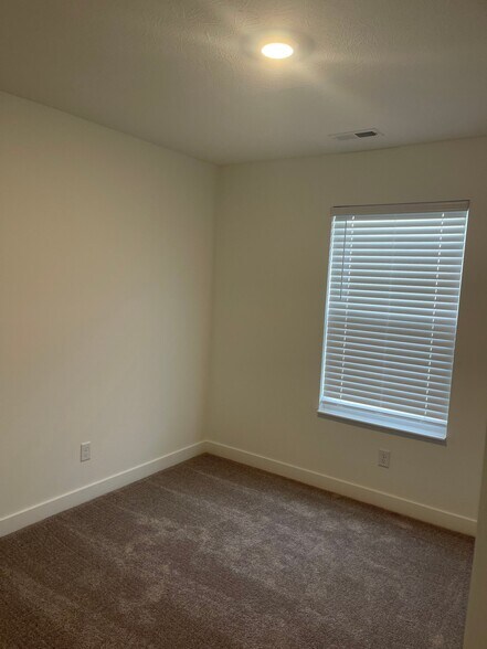 Building Photo - 1717 Woods Edge Dr